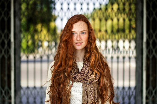 Portrait vor einem Gitter